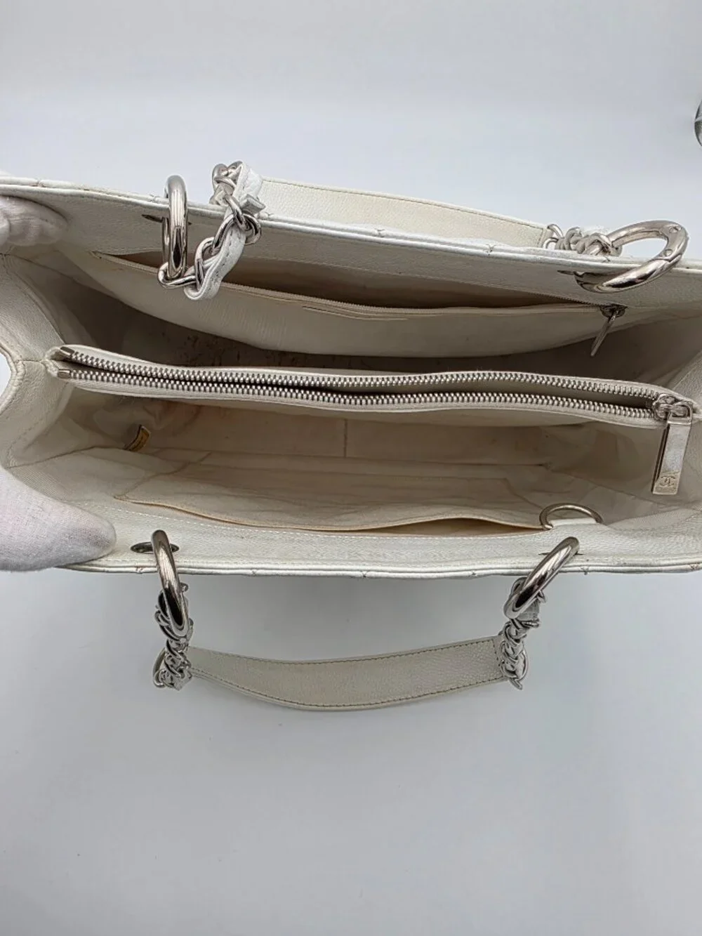Chanel Grand Shopping Tote In White Quilted Caviar Leather - Picture 9 of 15
